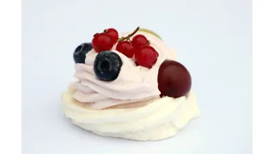 Pavlova s ovocnou šlehačkou